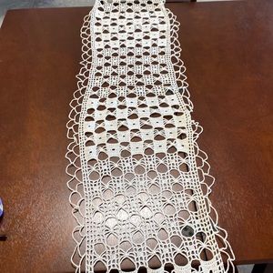 VINTAGE CROCHET PIANO SCARF